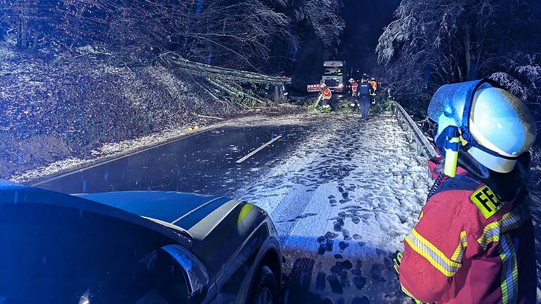 In Bayern schneite es in der Nacht auf Dienstag. In Unterfranken waren vor allem der Raum Aschaffenburg und Main-Spessart betroffen. In Bayern schneite es in der Nacht auf Dienstag. In Unterfranken waren vor allem der Raum Aschaffenburg und Main-Spessart betroffen.