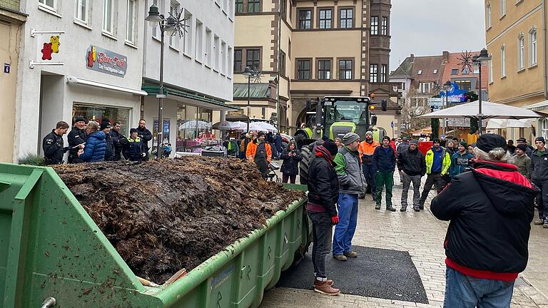 Die Landwirte brachten ihren Mist auch in die Rückertstraße, vors Büro von Bündnis90/Die Grünen. Die Landwirte brachten ihren Mist auch in die Rückertstraße, vors Büro von Bündnis90/Die Grünen. 