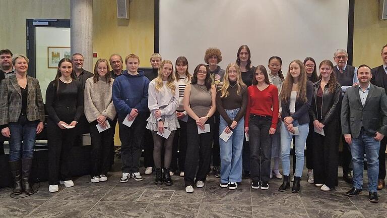 Die Geehrten mit ihren Lehrkräften, Schul- und Fördervereinsvorsitzendem, Festredner und Schulleiter (von links) Mario Hess (G), German Bertele (G), Nicola Dahmen (C), Juliana Knaub, Harald Pohl (E), Sophia Geiling, Hubert Behr (G), Fabian Rehberger, Hannah Singer, Maya Bräutigam,  Emma Voss, Emma Krapp, Philipp Sehne, Sina Hartmann, Emily Deschner, Maria Pallares Torremorell, Yizhou Huang, Emilia Palotz, Lena Öchsner, Emma Beck, Wolf-Dieter Gutsch, Daniel Vinzens und Achim Höfle.