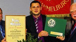 Höchste Anerkennung: Rainer Werner (links) übergab die BLSV-Ehrenurkunde und BFV-Bezirksvorsitzender Rolf Eppelein (rechts) die signierte Relief-Tafel des DFB an stellvertretenden Vorsitzenden Christian Ohmert. Höchste Anerkennung: Rainer Werner (links) übergab die BLSV-Ehrenurkunde und BFV-Bezirksvorsitzender Rolf Eppelein (rechts) die signierte Relief-Tafel des DFB an stellvertretenden Vorsitzenden Christian Ohmert.