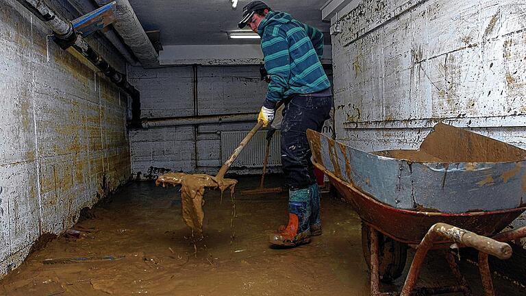 Wasser schäufeln: Im Gebäude der Berufsschule Mellrichstadt war die braune Brühe auf dem Vormarsch. Wasser schäufeln: Im Gebäude der Berufsschule Mellrichstadt war die braune Brühe auf dem Vormarsch.