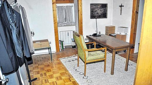 Unterm Rathausdach: Einblick in den Raum, der Spekulationen hinsichtlich einer Dienstwohnung im Kister Rathaus aufkommen ließ, gewährte Bürgermeister Volker Faulhaber während der Ratssitzung. Das Zimmer unter dem Dach des Rathauses beinhaltet nur einen Tisch, einen Schrank und ein Waschbecken und dient dem Bürgermeister beispielsweise dazu, vor Beerdigungen seinen schwarzen Anzug anzuziehen. Unterm Rathausdach: Einblick in den Raum, der Spekulationen hinsichtlich einer Dienstwohnung im Kister Rathaus aufkommen ließ, gewährte Bürgermeister Volker Faulhaber während der Ratssitzung. Das Zimmer unter dem Dach des Rathauses beinhaltet nur einen Tisch, einen Schrank und ein Waschbecken und dient dem Bürgermeister beispielsweise dazu, vor Beerdigungen seinen schwarzen Anzug anzuziehen.