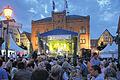 Live-Musik von sieben Bühnen: am Freitagabend sorgten beispielsweise  die &bdquo;Almrocker&ldquo; für beste Stimmung auf dem Marktplatz.