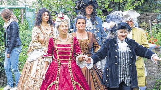 Prächtige Kostüme: Die Barocktanzgruppe zeigte beim Dorffest in Höllrich historische Tänze. Prächtige Kostüme: Die Barocktanzgruppe zeigte beim Dorffest in Höllrich historische Tänze.