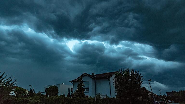 Der Deutsche Wetterdienst warnt für Freitag vor 'extremem Unwetter' mit Gewitter, Hagel und Sturm. Der Deutsche Wetterdienst warnt für Freitag vor 'extremem Unwetter' mit Gewitter, Hagel und Sturm.