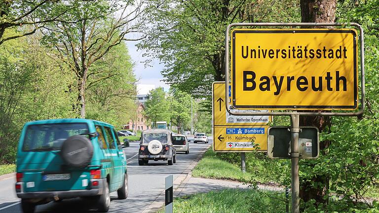 Ortsschild Bayreuth       -  Zwei deutsch-russische Staatsbürger wurden in Bayreuth festgenommen, die für Moskau spioniert haben sollen.