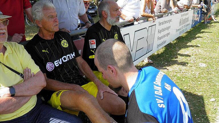 Nach dreißig Minuten war Schluss: Trotz medizinischer Betreuung war für Ex- Bundestrainer Erich Ribbeck nach dreißig Minuten verletzungsbedingt das Spiel in Sommerach zu Ende.