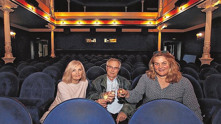 Sie wollen das Roxy-Kino bis Ende Oktober ins Laufen bringen: Christine Jenike, Vorsitzende im Förderverein Roxy-Kino Kitzingen e.V., Michael Schmitt, Geschäftsführer der Genossenschaft Roxy Kitzingen e.G. und Anke Schunk, Zweite Vorsitzende im Förderverein (von links). Sie wollen das Roxy-Kino bis Ende Oktober ins Laufen bringen: Christine Jenike, Vorsitzende im Förderverein Roxy-Kino Kitzingen e.V., Michael Schmitt, Geschäftsführer der Genossenschaft Roxy Kitzingen e.G. und Anke Schunk, Zweite Vorsitzende im Förderverein (von links).