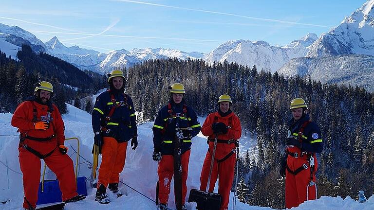 Das THW Marktheidenfeld beim Schneeräumen auf dem Obersalzberg
