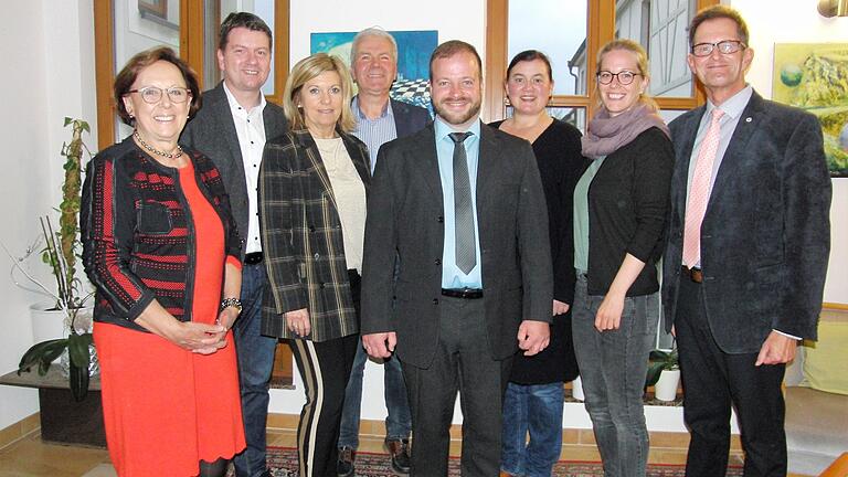 Die Ehrengäste wünschten der Vorstandschaft der CSU Ostheim viel Erfolg: Bezirksrätin Karin Renner, MdL Sandro Kirchner (von links) und der stellv. Kreisvorsitzende Peter Suckfüll (rechts) mit den stellv. OV-Vorsitzenden Eva Böhm und Peter Wienröder, dem 1. Vorstand Steffen Malzer, Kassier Bettina Graumann sowie Schriftführerin Annekatrin Höppner (ab 3.v.l.). Die Ehrengäste wünschten der Vorstandschaft der CSU Ostheim viel Erfolg: Bezirksrätin Karin Renner, MdL Sandro Kirchner (von links) und der stellv. Kreisvorsitzende Peter Suckfüll (rechts) mit den stellv. OV-Vorsitzenden Eva Böhm und Peter Wienröder, dem 1. Vorstand Steffen Malzer, Kassier Bettina Graumann sowie Schriftführerin Annekatrin Höppner (ab 3.v.l.).