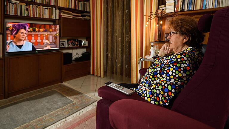 Ungewohnt: Die ehemalige Landtagspräsidentin Barbara Stamm schaut in ihrem Wohnzimmer in Würzburg die Übertragung der 'Fastnacht in Franken'. Wegen des aktuellen Infektionsgeschehens ist die Sitzung in diesem Jahr im Vorfeld unter strengen Hygieneauflagen und ohne Publikum aufgezeichnet worden. Ungewohnt: Die ehemalige Landtagspräsidentin Barbara Stamm schaut in ihrem Wohnzimmer in Würzburg die Übertragung der 'Fastnacht in Franken'. Wegen des aktuellen Infektionsgeschehens ist die Sitzung in diesem Jahr im Vorfeld unter strengen Hygieneauflagen und ohne Publikum aufgezeichnet worden.