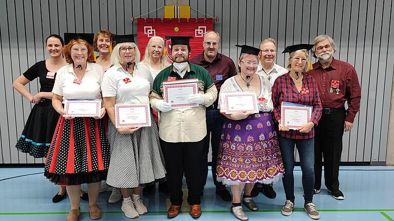 Die graduierten Tänzer mit dem Caller und dem Vorstand der Friendship Squares. Die graduierten Tänzer mit dem Caller und dem Vorstand der Friendship Squares.