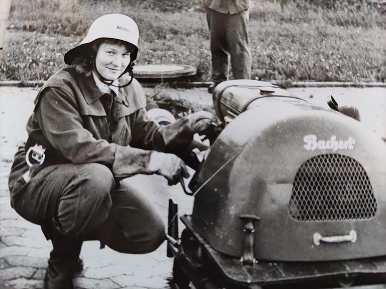 Erika Fröhling hat über die Jahre an unzähligen Einsätzen und Übungen teilgenommen. Hier ist sie bei einer Übung in den 80er Jahren als Maschinistin an der Pumpe zu sehen.
