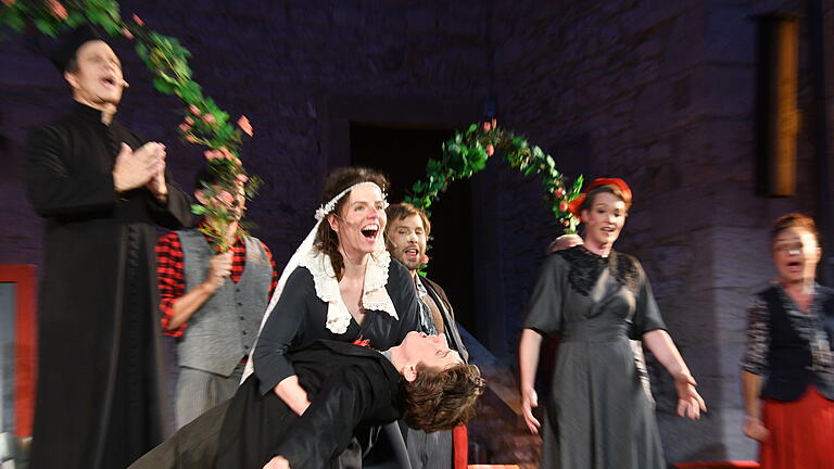 Als Mischung aus Bauernschwank und Musical feierte 'Kohlhiesels Töchter' bei den Röttinger Frankenfestspielen Premiere.