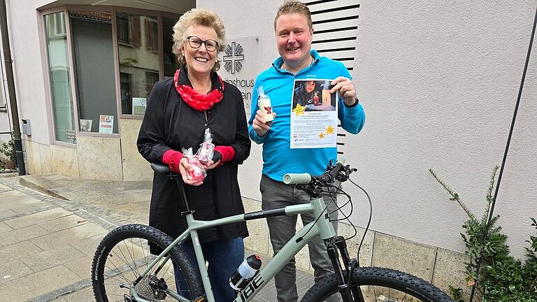 Bei der Caritas-Aktion „Halt mich fest und gib mir Licht“ gibt es erstmals ein Mountainbike zu gewinnen. Es wurde von Michael Hippeli, dem Inhaber des Bikepoints Rhön, gespendet. Mit im Bild ist Angelika Ochs, Vorständin des Caritasverbandes für den Landkreis Rhön-Grabfeld. Bei der Caritas-Aktion „Halt mich fest und gib mir Licht“ gibt es erstmals ein Mountainbike zu gewinnen. Es wurde von Michael Hippeli, dem Inhaber des Bikepoints Rhön, gespendet. Mit im Bild ist Angelika Ochs, Vorständin des Caritasverbandes für den Landkreis Rhön-Grabfeld.