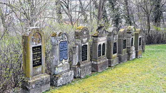 Erhaltenswert: Schöne Grabsteine in Schönbrunn.