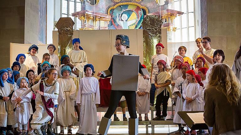 Das Leben Davids als Musical: Rund 50 Jungen und Mädchen der Kinder- und Jugendkantorei St. Johannis sangen und spielten unter der Leitung von Andrea Balzer.