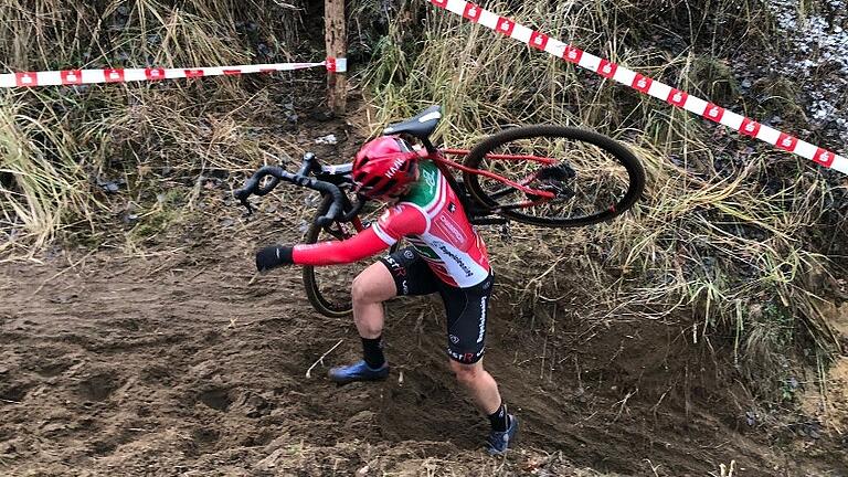 Das Schultern des Rades gehört bei den Cross-Rennen dazu.