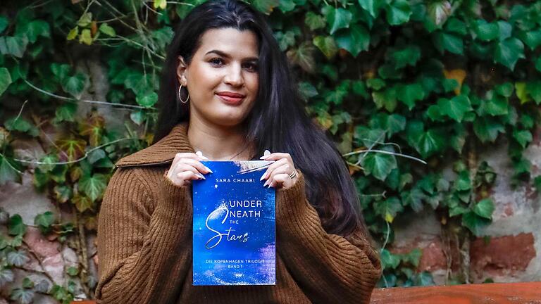 Die Autorin Sara Chaabi-Gödecke mit ihrem ersten Buch 'Underneath the Stars' Die Autorin Sara Chaabi-Gödecke mit ihrem ersten Buch 'Underneath the Stars'