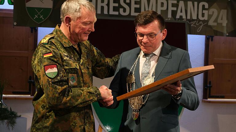 Ausdruck der Freundschaft zwischen der Stadt Hammelburg und der Infanterieschule der Bundeswehr: Bürgermeister Armin Warmuth (rechts) verlieh Brigadegeneral Michael Matz die Bürgermedaille samt Urkunde. Ausdruck der Freundschaft zwischen der Stadt Hammelburg und der Infanterieschule der Bundeswehr: Bürgermeister Armin Warmuth (rechts) verlieh Brigadegeneral Michael Matz die Bürgermedaille samt Urkunde.
