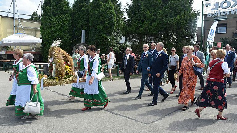 Feierlicher Festzug beim Erntedankfest mit der deutschen und ukrainischen Delegation. Feierlicher Festzug beim Erntedankfest mit der deutschen und ukrainischen Delegation.