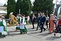 Feierlicher Festzug beim Erntedankfest mit der deutschen und ukrainischen Delegation.