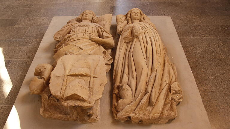 Die Grabplatte von Otto und Beatrix ist noch heute in der Kirche Frauenroth zu finden.       -  Die Grabplatte von Otto und Beatrix ist noch heute in der Kirche Frauenroth zu finden.