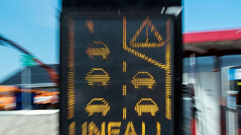 Unfall-Zeichen       -  Die Autobahn musste nach dem Unfall mehrere Stunden voll gesperrt werden. (Symbolbild)
