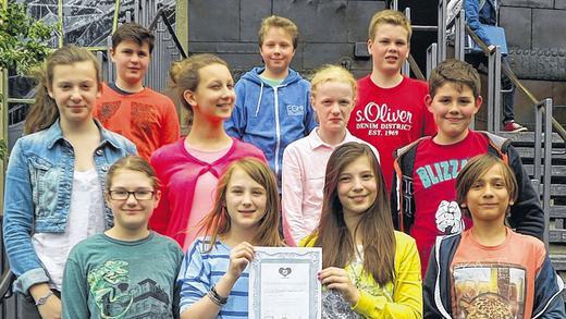 Ausgezeichnet: Die Sechstklässer aus der Nachmittagsbetreuung des Egbert-Gymnasiums haben ein Plakat gegen die Tötung der Hunde entworfen. Zum Lohn erhielten sie eine Urkunde.