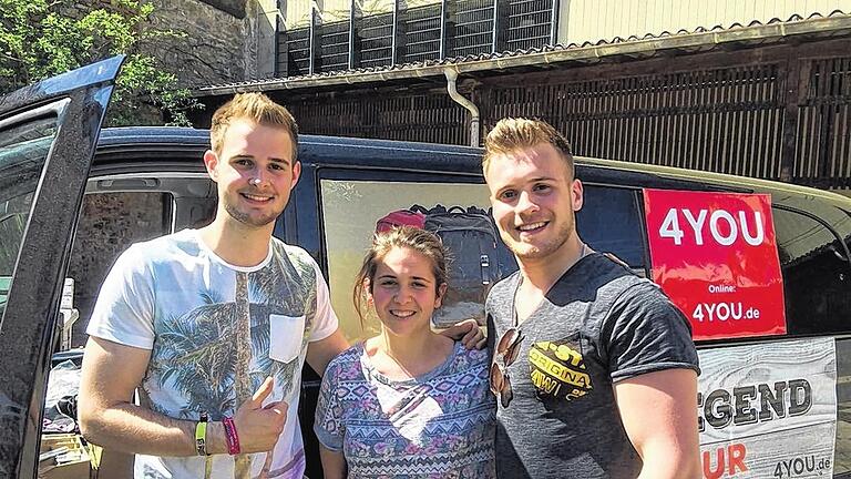 Tour-Station in Würzburg: Die Youtube-Nachhilfelehrer Nico Schork (links) und Alex Giesecke mit Schülerin Julianne Schmidt. Tour-Station in Würzburg: Die Youtube-Nachhilfelehrer Nico Schork (links) und Alex Giesecke mit Schülerin Julianne Schmidt.