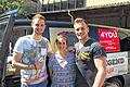 Tour-Station in Würzburg: Die Youtube-Nachhilfelehrer Nico Schork (links) und Alex Giesecke mit Schülerin Julianne Schmidt.