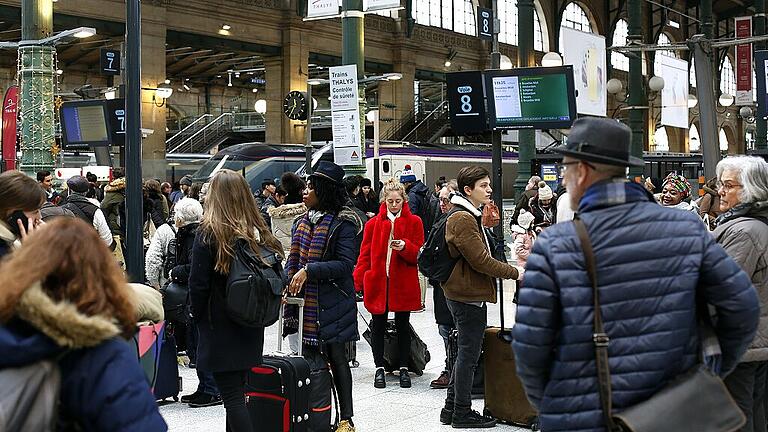 Generalstreik in Frankreich - Reisende warten am Bahnhof Paris-Nord auf ihre Züge. Wegen der Streiks ist der Bahnverkehr im ganzen Land gestört. Generalstreik in Frankreich - Reisende warten am Bahnhof Paris-Nord auf ihre Züge. Wegen der Streiks ist der Bahnverkehr im ganzen Land gestört.