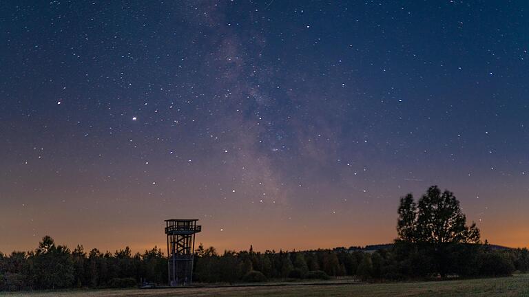 Die Rhön im Sternenlicht. Die Streutalallianz unterstützt das Sternenparkprojekt Rhön und sucht nach einem geeigneten Standort für die Sternenschau. Die Rhön im Sternenlicht. Die Streutalallianz unterstützt das Sternenparkprojekt Rhön und sucht nach einem geeigneten Standort für die Sternenschau.