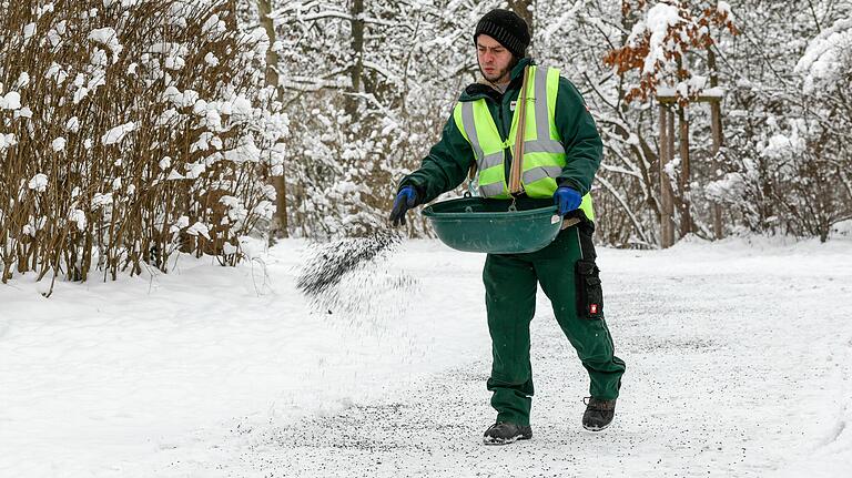 Im Würzburger Ringpark ist die Stadt für den Winterdienst zuständig. Hier streut ein Mitarbeiter Granulat. Im Würzburger Ringpark ist die Stadt für den Winterdienst zuständig. Hier streut ein Mitarbeiter Granulat.
