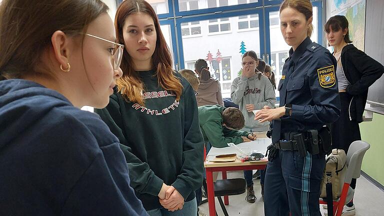 Beim PIT-Projekt erarbeiteten die Schüler*innen des FLSH Schloss Gaibach in Kleingruppen viele Aspekte rund um das Thema (Cyber-)Mobbing.