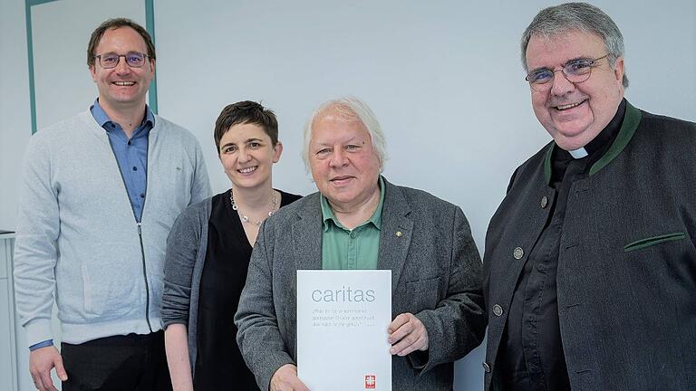 Thomas Kipple (Zweiter von rechts) geht in den Ruhestand. Mit den besten Wünschen verabschiedeten ihn (von rechts) Domkapitular Clemens Bieber, Abteilungsleiterin Sonja Schwab und Referent Kilian Bundschuh.