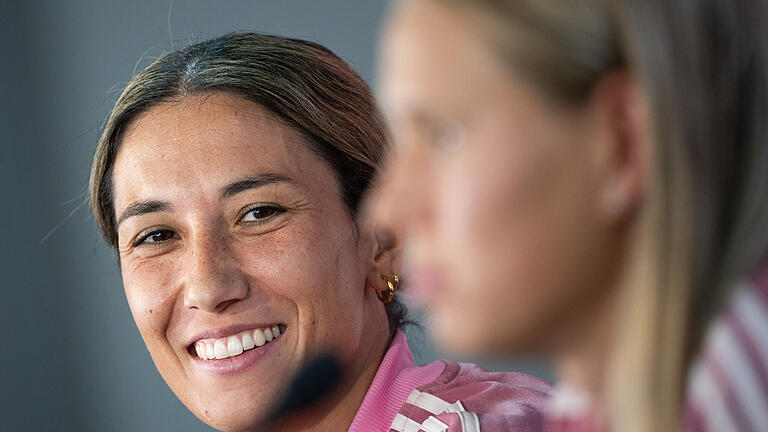 Fußball-WM Frauen - Pressekonferenz Deutschland.jpeg       -  Sara Doorsoun (links) ist eine Führungsspielerin der deutschen Fußball-Nationalmannschaft.