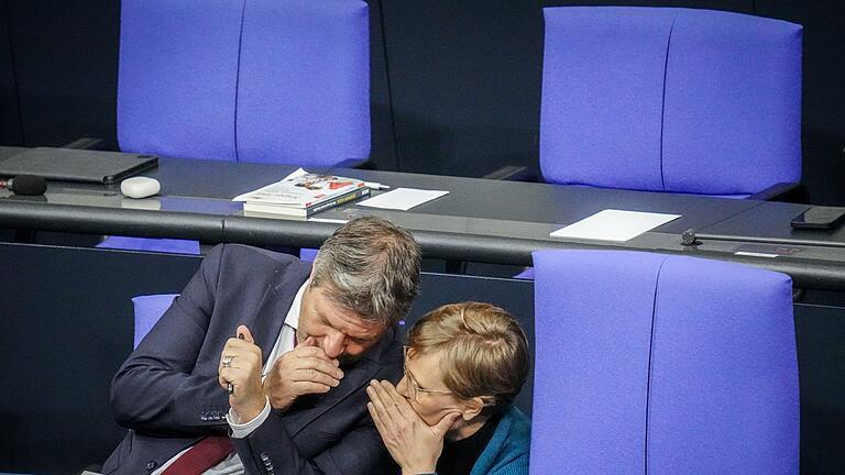 Bundestag - Enge Vertraute: Minister Habeck und Staatssekretärin Brantner. (Archivbild) Bundestag - Enge Vertraute: Minister Habeck und Staatssekretärin Brantner. (Archivbild)
