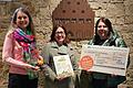 Auf dem Bild (von links): Stefanie Düchs (VR-Bank Würzburg), Heike Decker (Projektstarterin, Markt Sommerhausen) und Waltraud Schiedermair (Projektstarterin, Markt Sommerhausen).