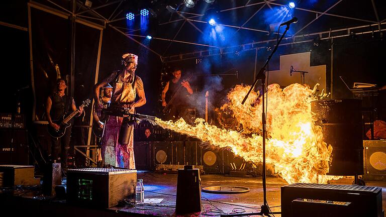 Auch die Jubiläumsauflage des Honky Tonk hat das Publikum überzeugt. Auch wenn das Wetter nicht ganz perfekt war: in Schweinfurt wurde gespielt, gesungen, getanzt und gefeiert.