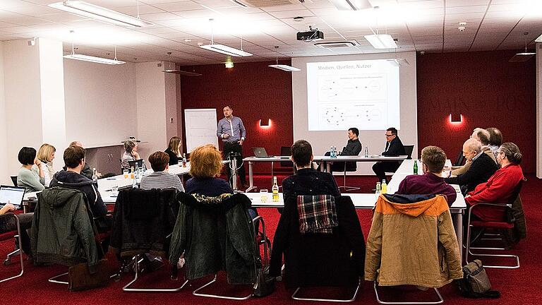 Über den &bdquo;Journalismus im digitalen Wandel&ldquo; ging es bei der Web Week im Verlagsgebäude der Main-Post am Heuchelhof. Roland Schmitt-Raiser, Themenchef Digital, klärte über das veränderte Nutzungsverhalten auf. Daneben zu sehen sind Ivo Knahn, stellvertretender Chefredakteur (vorne, Mitte) und Andreas Kemper, Leitender Redakteur in der Chefredaktion (vorne, rechts).
