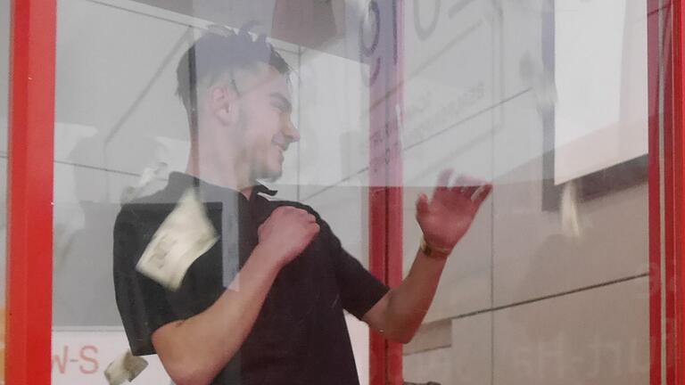 Man muss das Geld nicht nur fangen, sondern auch festhalten, in der Gelddusche der Sparkasse. Man muss das Geld nicht nur fangen, sondern auch festhalten, in der Gelddusche der Sparkasse.