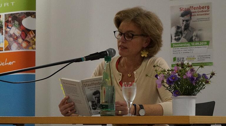 Autorin Sophie von Bechtolsheim bei ihrer Lesung in Haßfurt. Autorin Sophie von Bechtolsheim bei ihrer Lesung in Haßfurt.