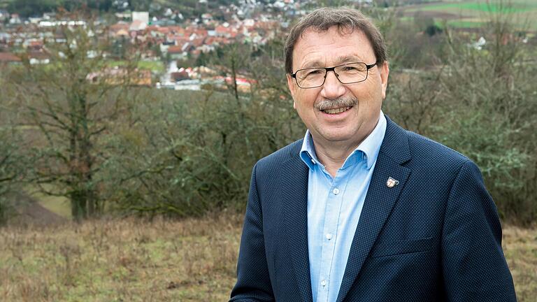 Friedel Heckenlauer an seinem Lieblingsplatz: Der Altenburg in Stadtlauringen. Heckenlauer ist seit 2002 Bürgermeister und kandidiert wieder. Friedel Heckenlauer an seinem Lieblingsplatz: Der Altenburg in Stadtlauringen. Heckenlauer ist seit 2002 Bürgermeister und kandidiert wieder. 