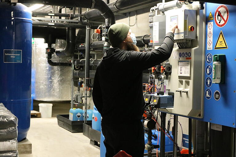 Zahlreiche Geräte sind im Technikkeller zu überwachen, beispielsweise die Versorgung der Pumpenkreisläufe mit Schwefel, Flockungsmittel, Salzsäure und Natriumchlorid. Hier überprüft Techniker Marco Osborne gerade die Werte. Zahlreiche Geräte sind im Technikkeller zu überwachen, beispielsweise die Versorgung der Pumpenkreisläufe mit Schwefel, Flockungsmittel, Salzsäure und Natriumchlorid. Hier überprüft Techniker Marco Osborne gerade die Werte.
