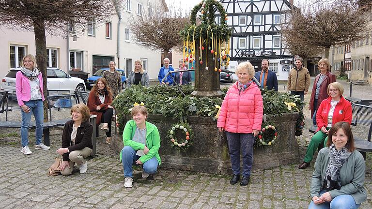 Stolz zeigten sich die Ostheimer Landfrauen (im Vordergrund) auf ihren Osterbrunnen am Steinig, dessen Schmuck sie mit viel Liebe in Heimarbeit und vor Ort erstellt und aufgebaut haben. Stolz zeigten sich die Ostheimer Landfrauen (im Vordergrund) auf ihren Osterbrunnen am Steinig, dessen Schmuck sie mit viel Liebe in Heimarbeit und vor Ort erstellt und aufgebaut haben.
