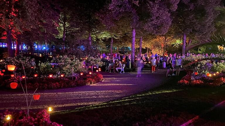 Rund 800 Besucher tanzten und feierten bei der Gartenparty im Kurpark von Bad Bocklet. - Rund 800 Besucher tanzten und feierten bei der Gartenparty im Kurpark von Bad Bocklet. Rund 800 Besucher tanzten und feierten bei der Gartenparty im Kurpark von Bad Bocklet. - Rund 800 Besucher tanzten und feierten bei der Gartenparty im Kurpark von Bad Bocklet.