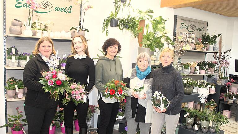 Blumen Edelweiß am Marktplatz in Gerolzhofen hat eröffnet. Im Geschäft beraten die Mitarbeiterinnen (von links) Margit Stapf, Ronja Friedl, Anja Fehlbaum, Berta Schlick und Petra Cramer die Kundinnen und Kunden.