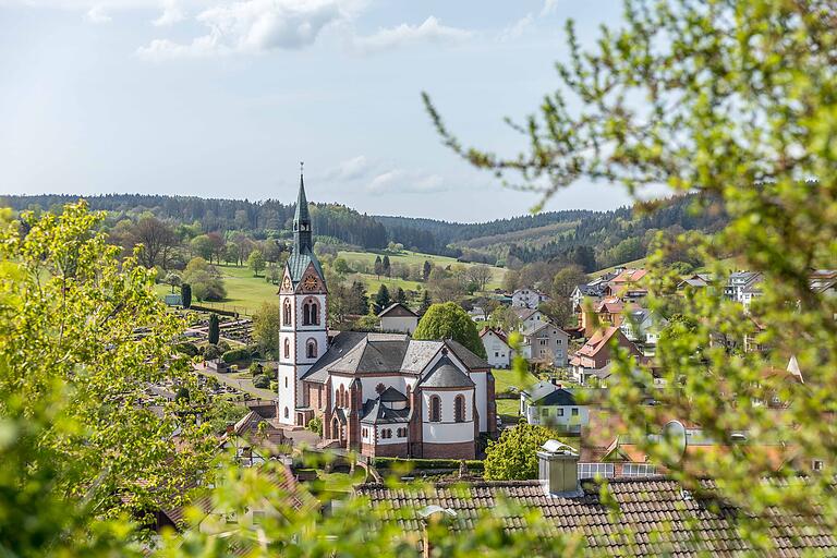 Kirche im Dorf gelassen: Auf der Tour kommt man durch hübsche Örtchen. Kirche im Dorf gelassen: Auf der Tour kommt man durch hübsche Örtchen. 