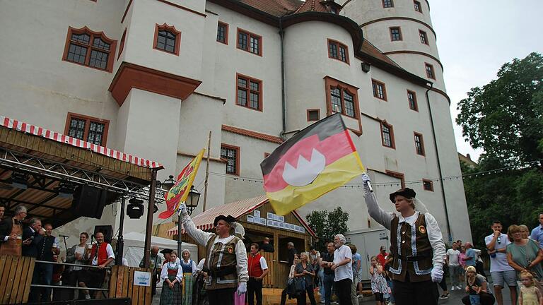 Die Rimparer Fahnenschwinger brachten Farbe in die Festeröffnung.